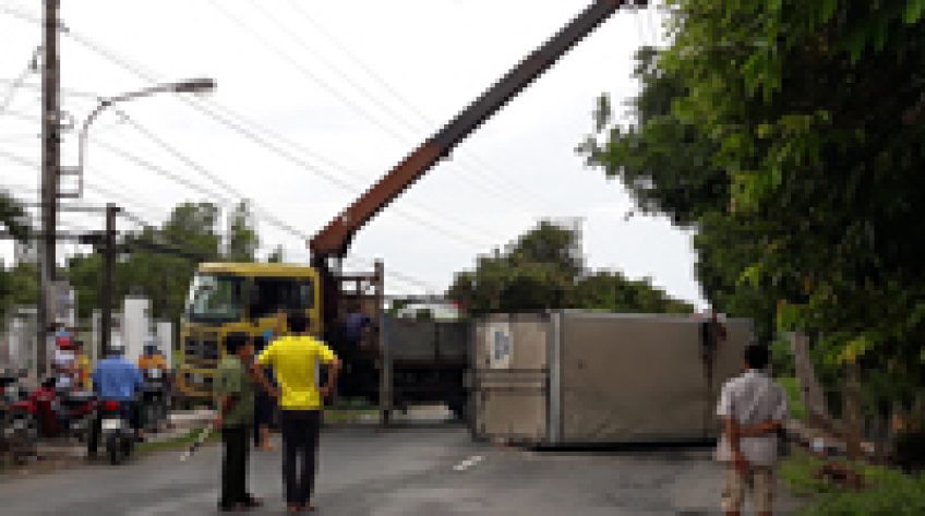 Tài xế lạc tay lái, xe tải lật up trên đường