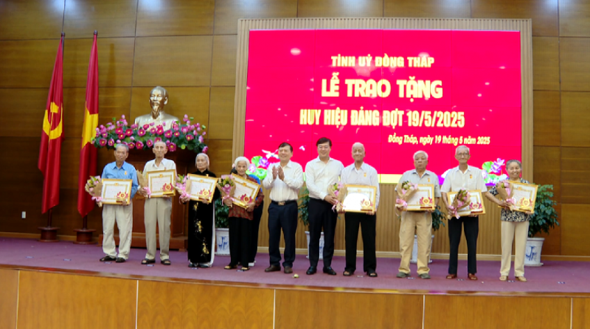 Đồng Tháp trao tặng Huy hiệu Đảng cho 285 đảng viên đợt 19/5